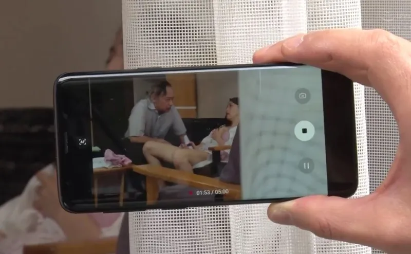Bạn gái của con trai gian díu với bố ông chồng bị gã sếp khu phố phát hiện
